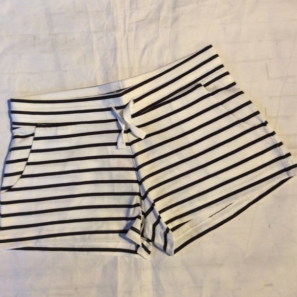 H&M BLACK/WHITE Stretchy Organic Cotton Shorts - Picture 3 of 3